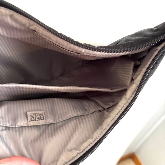 Pacsafe | Daysafe Slim Crossbody Bag Anti-Theft RFID Purse Bag Black - Picture 9 of 10